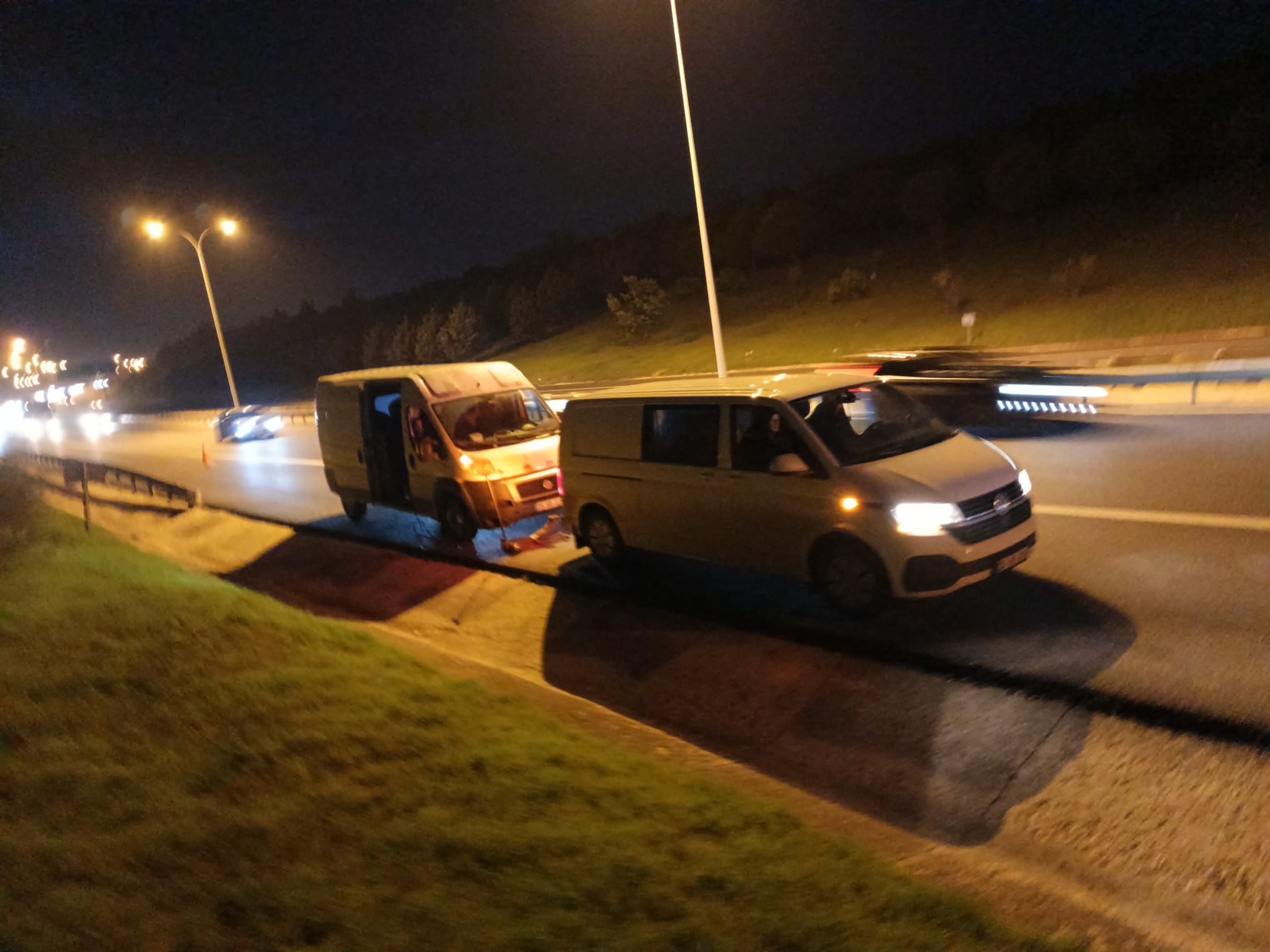 Kumburgaz acil oto lastik değişimi ve mobil yol yardım aracı