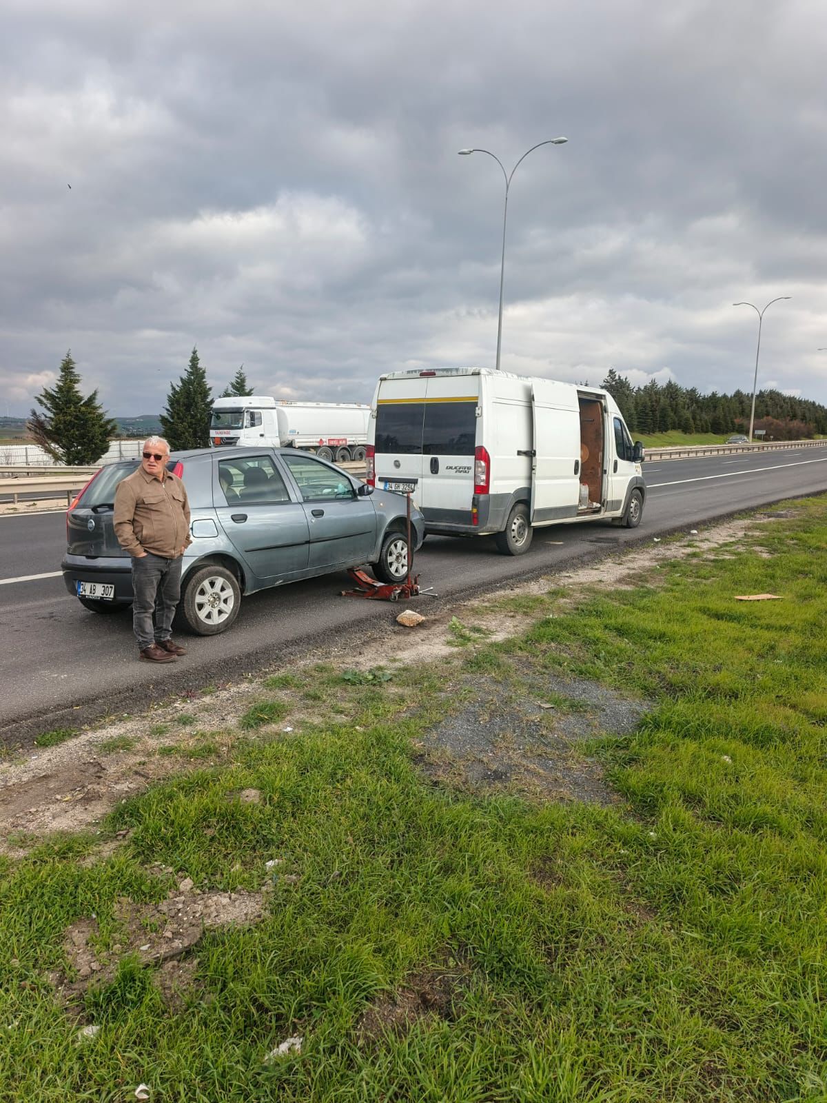 Selimpaşa bölgesinde araç başında hızlı stepne değişimi ve mobil yol yardım
